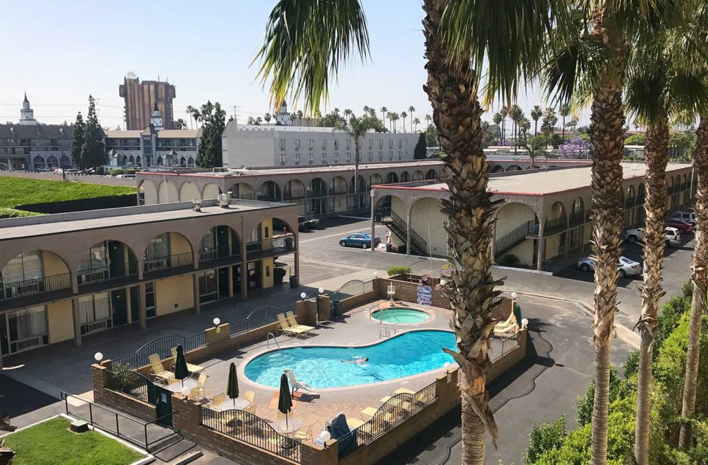 review - Parqueteando la Costa Oeste 2019: The Review! - Página 4 Kings-Inn-Anaheim-formerly-Super-8-Anaheim_0002_KingsInn-Anaheim-PoolAerial-Print.tif-1024x672